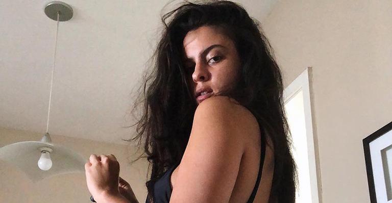 Hana Khalil abusa do decote ao surgir com maiô ousado