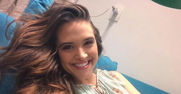 Juliana Paiva mostra roteiros de seus antigos trabalhos e diz que vai se desapegar: “Ficar só com a parte boa”