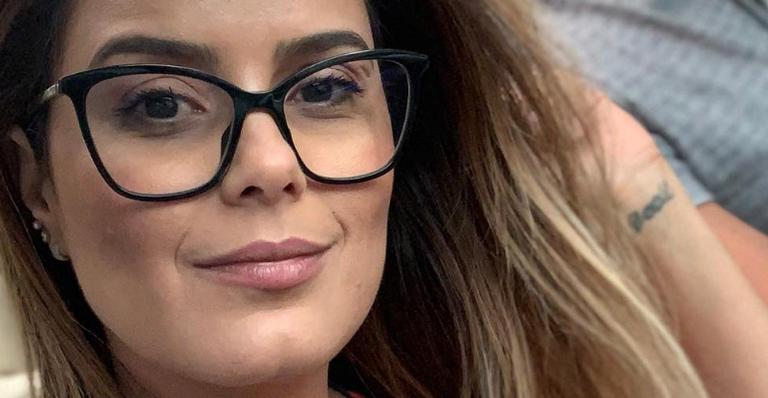 Luciele di Camargo vai ao médico com o marido, Denílson, e mostra bom humor