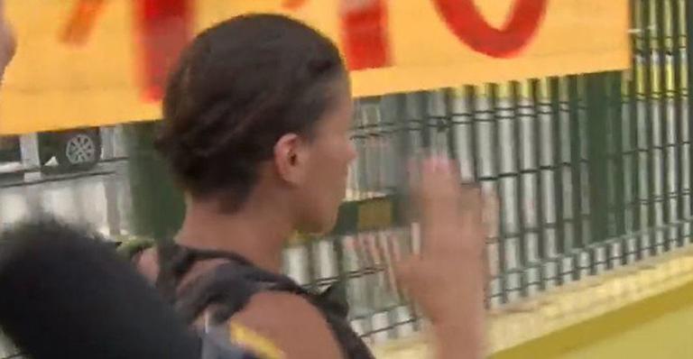 Jornalista da Band é criticado por pergunta insensível que fez para a mãe de atirador de Suzano