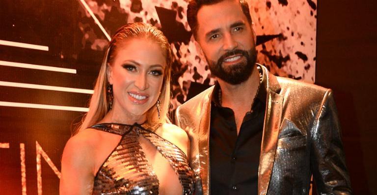 Sem calcinha? Noiva de Latino rouba a cena em aniversário do cantor e intriga fãs com look sexy