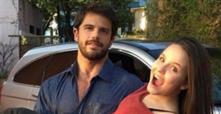 Duda Nagle surge com Larissa Manoela nos braços em clique fofíssimo