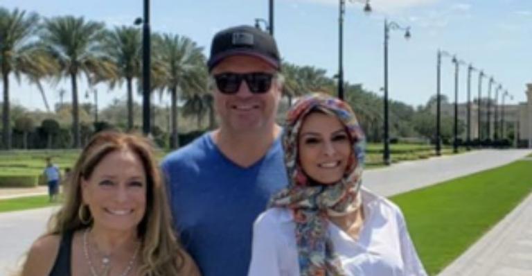 Esbanjando alegria, Susana Vieira viaja para Dubai com o filho e a nora
