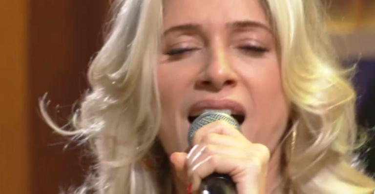 Letícia Spiller se atrapalha e paga mico ao cantar no Encontro: “Tudo errado”