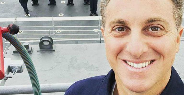 Luciano Huck faz homenagem para mãe e semelhança deixa fãs boquiabertos: ”Só muda o cabelo”