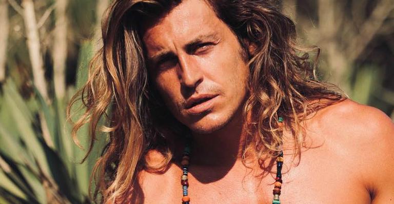 Tarzan italiano desfila maquiado e de vestido na casa do ‘BBB’: ”É uma mulher!”
