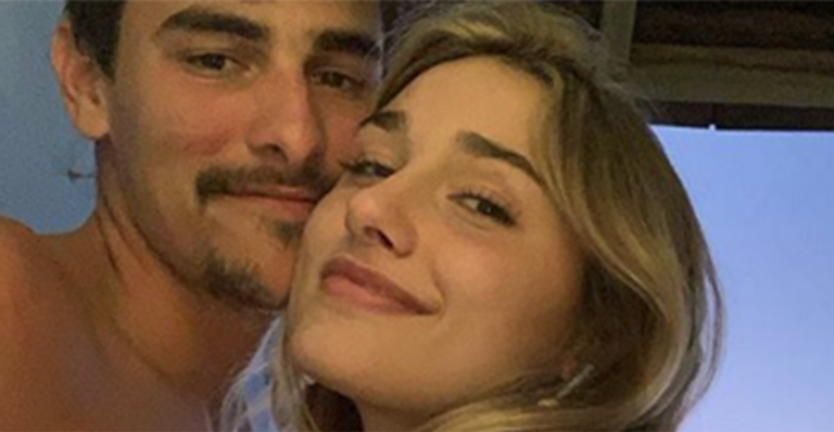 Na Jamaica, Bruno Montaleone exibe barriga chapada de Sasha Meneghel em praia