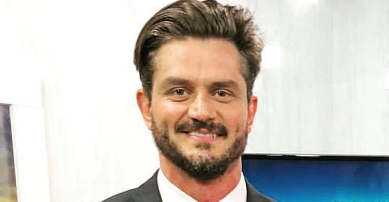 Ex-BBB Marcos Harter causa revolta ao aparecer comendo durante cirurgia