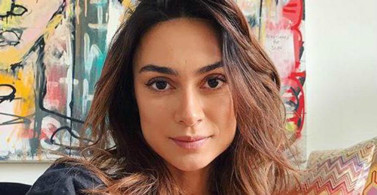 Thaila Ayala muda a cor do cabelo e surge com os fios pretos