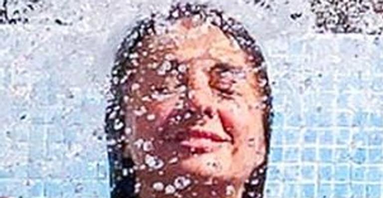 Aos 50 anos, Cátia Fonseca surge de biquíni e choca fãs com sua boa forma