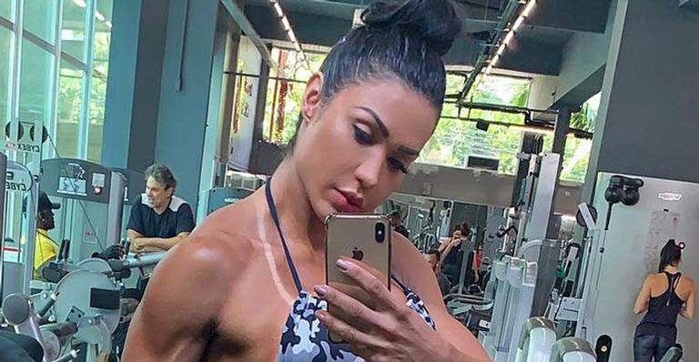 Gracyanne Barbosa surpreende ao mostrar a cintura minúscula em nova foto