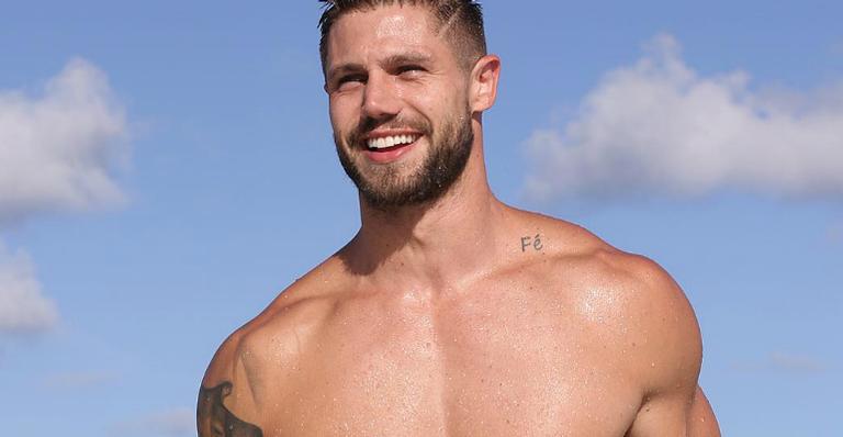 Ex-BBB Jonas Sulzbach provoca seguidores e tira a toalha