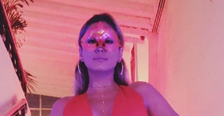 Lívia Andrade surge mascarada e com look polêmico em festa luxuosa fora do Brasil