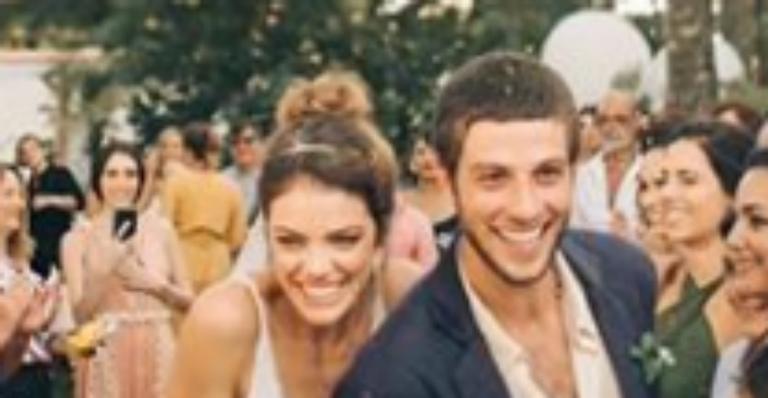 Olhar de Chay Suede para Laura Neiva rouba a cena em nova foto