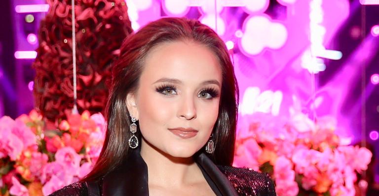Larissa Manoela causa com o sutiã de fora e look provocante em aniversário badalado