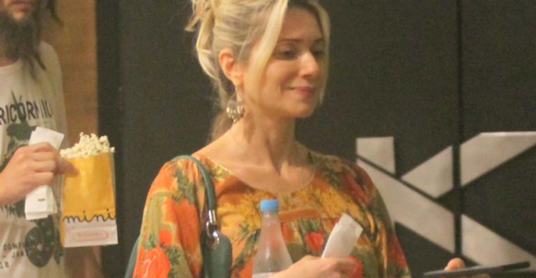 Letícia Spiller curte tarde de cinema ao lado da filha e do novo namorado