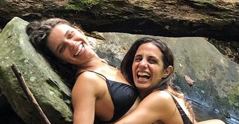 Bruna Linzmeyer aproveita passeio de barco com a namorada, Priscila Visman: ”Mozão”