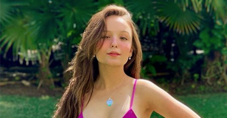 Larissa Manoela exibe look de viagem e revela: ”Indo trabalhar fora do país”