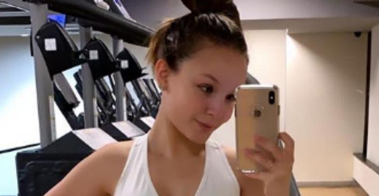 Larissa Manoela deixa barriguinha a mostra após dia de malhação