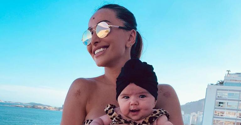 Sabrina Sato se diverte ao montar os looks da filha Zoe: ”Olha o tênis dela”
