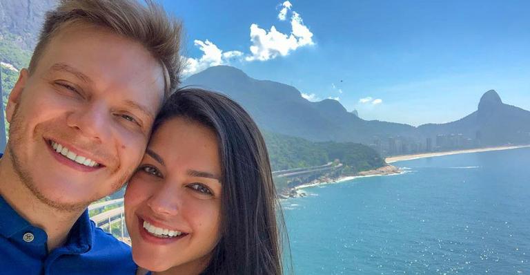 Thais Fersoza relembra primeira gravidez em passeio de barco com o marido: “De três meses”