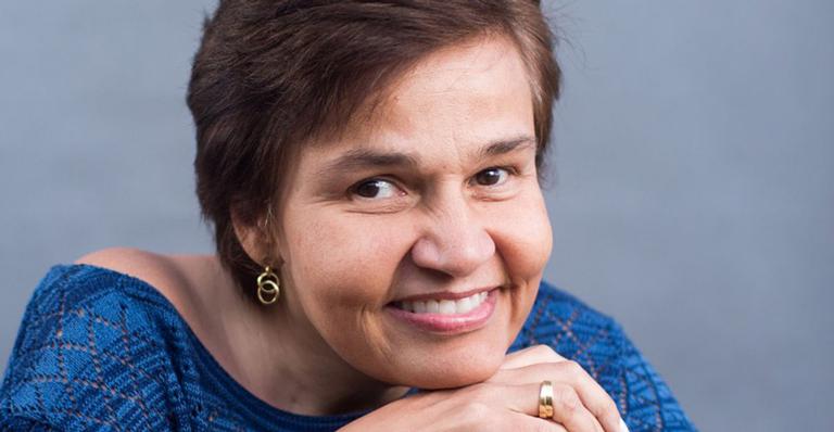 Internada, Claudia Rodrigues surge sorridente em primeira foto no hospital
