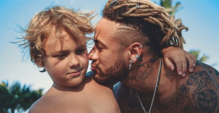 Filho de Neymar Jr usa camiseta em homenagem ao pai