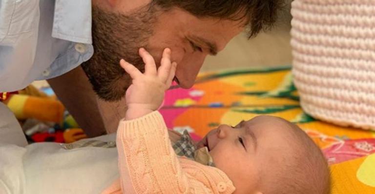 Duda Nagle brinca com Zoe e se rende a fofura da filha: ”Uma bolinha de gente”