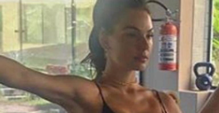 Em aula de ioga, Isis Valverde surpreende ao mostrar barriga chapada e elasticidade