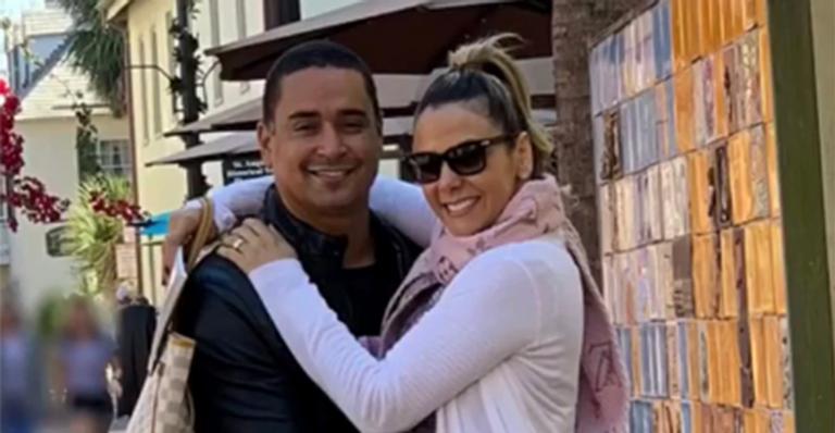 Carla Perez dá beijão em Xanddy durante passeio romântico