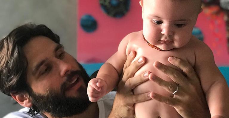 Dudu Azevedo toca violão para o filho de 7 meses e encanta fãs: ”Muita fofura”