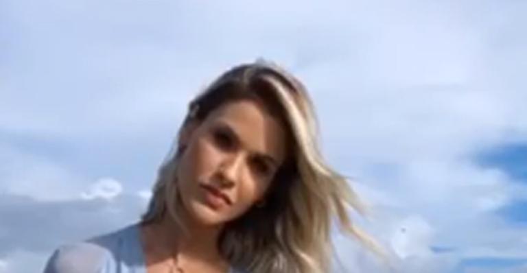Andressa Suita é flagrada com look transparente em barco de luxo