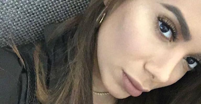 Anitta faz rara aparição com a mãe e se diverte em sua mansão