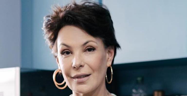 Carolina Ferraz faz topless na cozinha e deixa fãs sem fôlego: ”Poderosa”