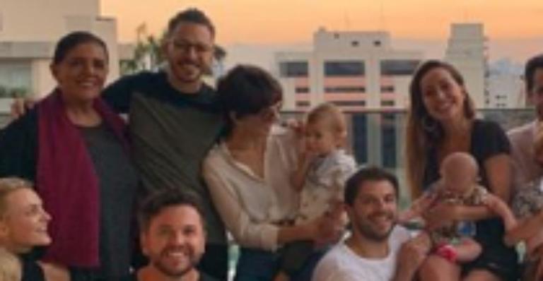 Com a família, Junior Lima curte fim de tarde na casa de Sabrina Sato e paparica Zoe