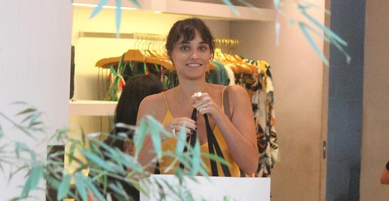 Separada, Débora Nascimento é flagrada em shopping no Rio de Janeiro