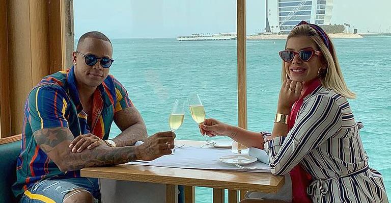 Em Dubai, Léo Santana pede Lorena Improta em casamento: ”Sim, eu aceito”