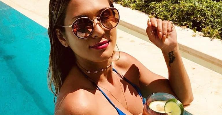 Lívia Andrade posa na piscina e bumbum gigante chama a atenção: ”É silicone?”