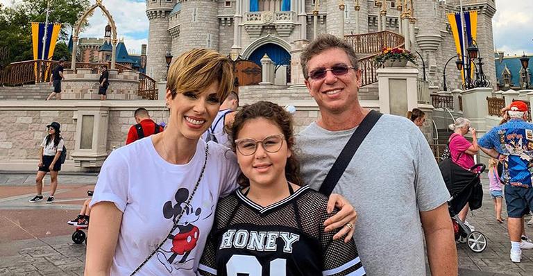 Ana Furtado curte viagem com Boninho e a filha, Isabella