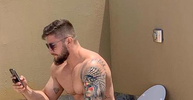 Rodrigo Godoy aparece totalmente nu sentado no vaso sanitário e causa comoção