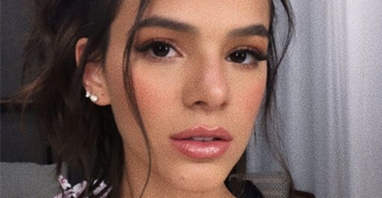 Bruna Marquezine vive a experiência de carregar bebê no sling