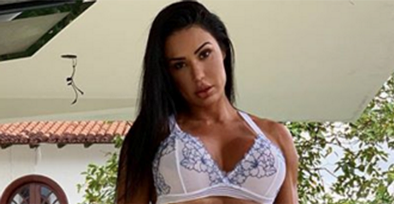 Gracyanne Barbosa, de maiô cavado, exibe bumbum poderoso na laje