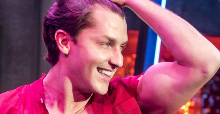 Klebber Toledo dança e sensualiza sem camisa em ‘Verão 90’