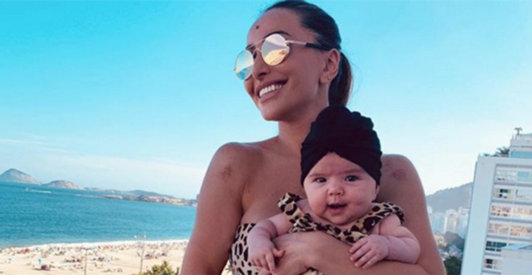 Zoe encanta ao surgir com look de time de futebol em foto com a mãe