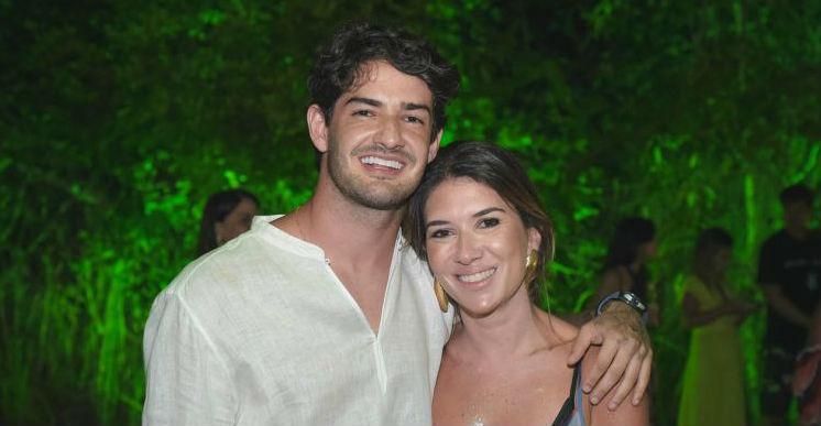 Alexandre Pato e Rebeca Abravanel passam o dia juntos e surgem em momentos românticos