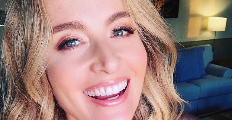 De biquíni, Angélica empina o bumbum perfeito em dia na piscina