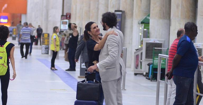 Fátima Bernardes busca Túlio Gadelha no aeroporto e esbanja romantismo
