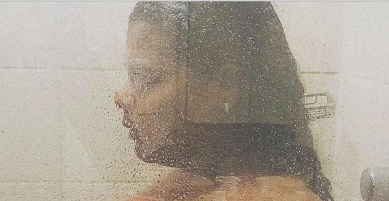 Filha de Arlindo Cruz mostra o barrigão de 8 meses em foto no chuveiro