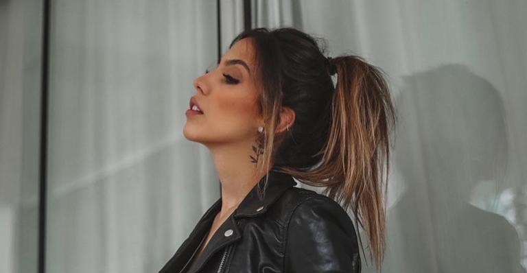 Grávida, Gabi Brandt sensualiza nas redes e exibe barriguinha de 6 meses