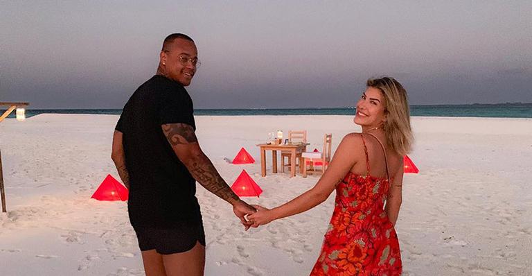 Noiva, Lorena Improta se declara para Leo Santana após jantar romântico na praia